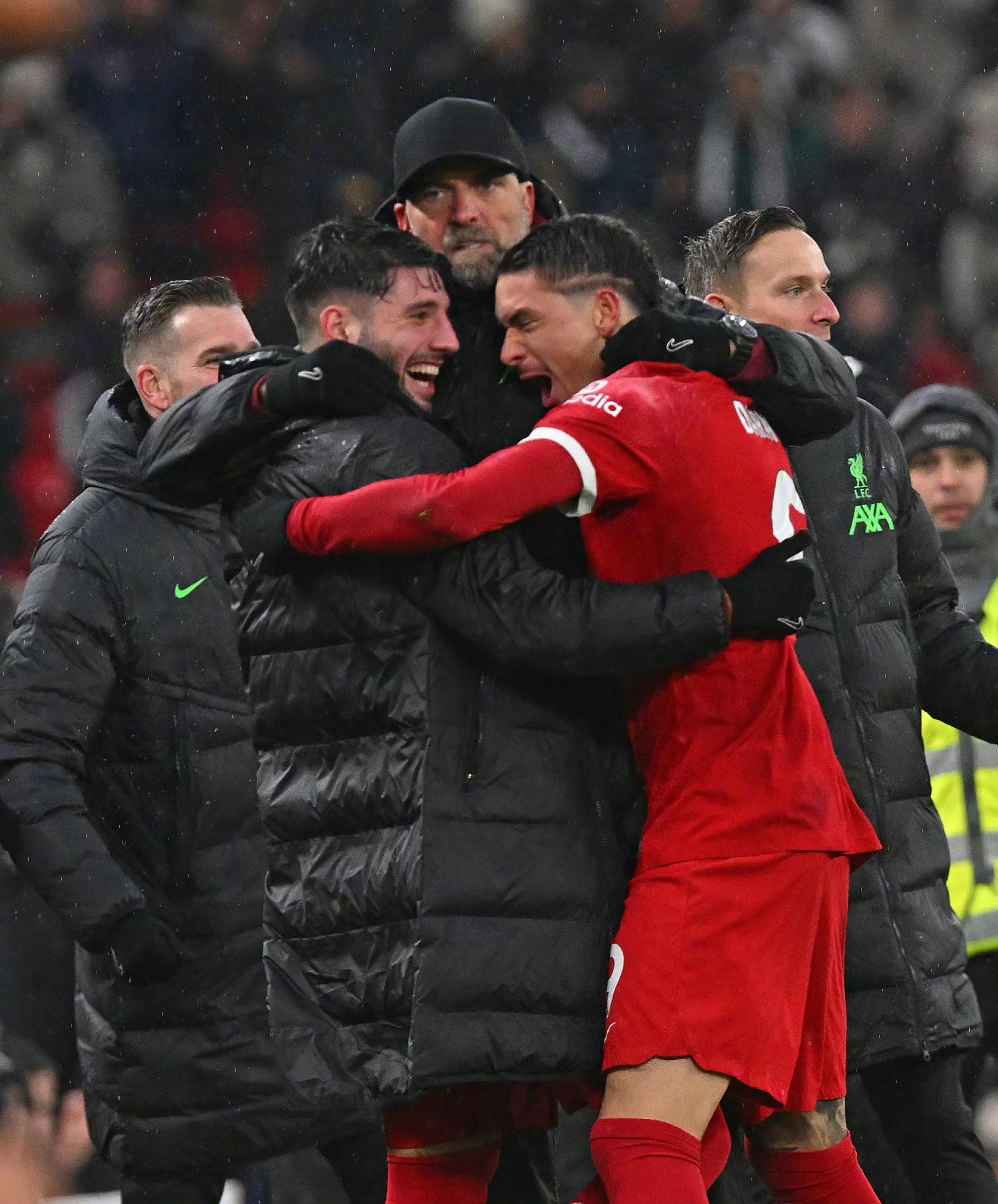 Abrazados afectuosamente, el entrenador y los jugadores del Liverpool celebraron su victoria en el contraataque